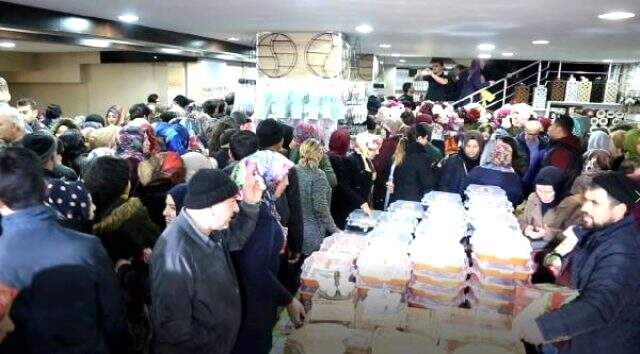 Sivas'ta koronavirüs tehlikesine rağmen mağaza açılışında izdiham yaşandı