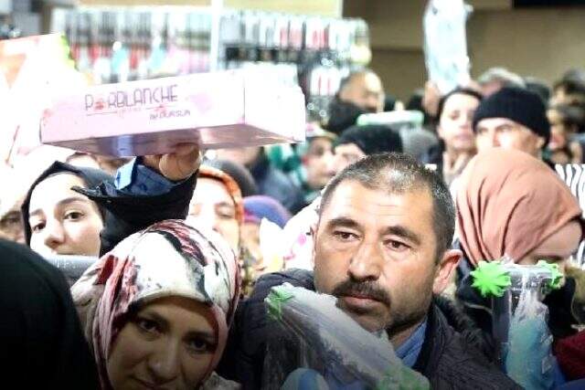 Sivas'ta koronavirüs tehlikesine rağmen mağaza açılışında izdiham yaşandı