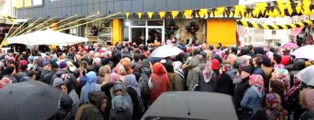 Sivas'ta koronavirüs tehlikesine rağmen mağaza açılışında izdiham yaşandı