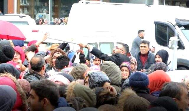 Sivas'ta koronavirüs tehlikesine rağmen mağaza açılışında izdiham yaşandı