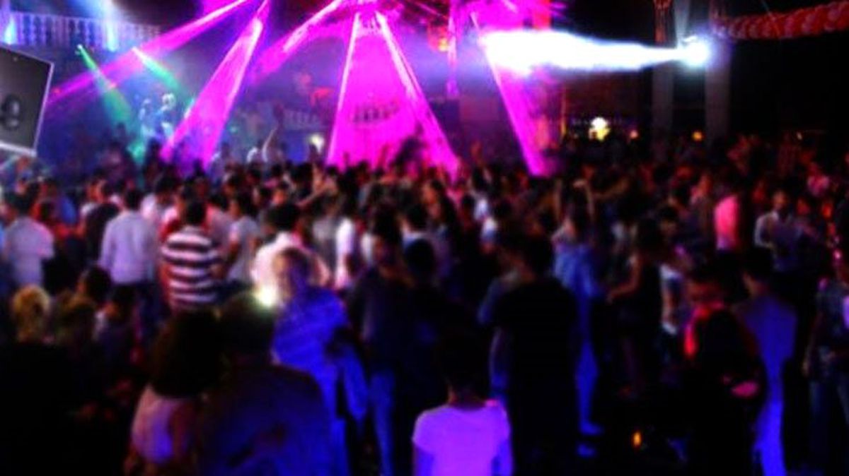 Son dakika: Koronavirüs salgını nedeniyle pavyon, diskotek, bar ve gece kulüplerinin faaliyetleri durduruldu