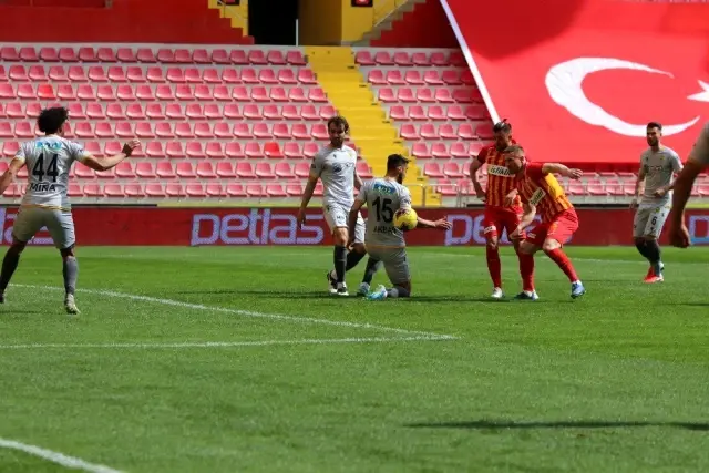 Süper Lig: Hes Kablo Kayserispor: 2 - Yeni Malatyaspor: 0 (İlk yarı) Süper Lig: Hes Kablo Kayserispor: 2 - Yeni Malatyaspor: 0 (İlk yarı)