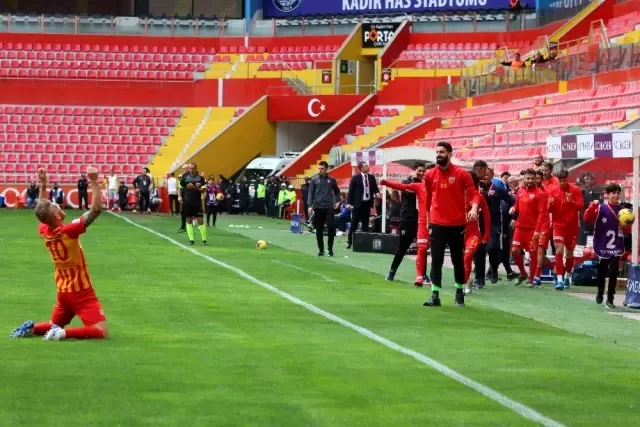 Süper Lig: Hes Kablo Kayserispor: 2 - Yeni Malatyaspor: 0 (İlk yarı) Süper Lig: Hes Kablo Kayserispor: 2 - Yeni Malatyaspor: 0 (İlk yarı)