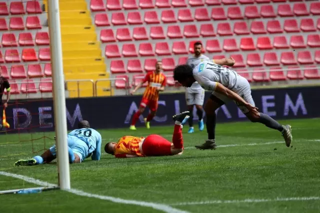 Süper Lig: Hes Kablo Kayserispor: 2 - Yeni Malatyaspor: 0 (İlk yarı) Süper Lig: Hes Kablo Kayserispor: 2 - Yeni Malatyaspor: 0 (İlk yarı)