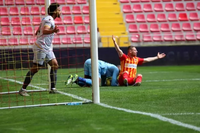 Süper Lig: Hes Kablo Kayserispor: 2 - Yeni Malatyaspor: 0 (İlk yarı) Süper Lig: Hes Kablo Kayserispor: 2 - Yeni Malatyaspor: 0 (İlk yarı)