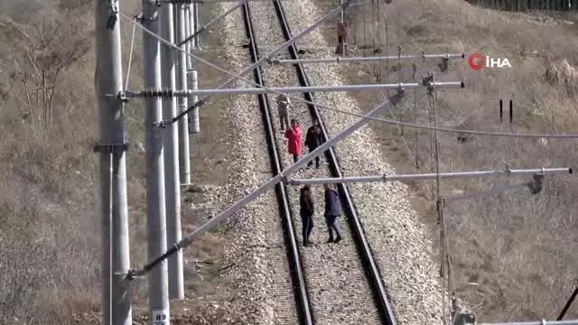 Tren rayında çoçukların tehlikeli oyunu kamerada Tren rayında çoçukların tehlikeli oyunu kamerada