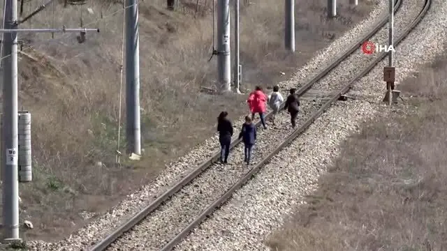 Tren rayında çoçukların tehlikeli oyunu kamerada Tren rayında çoçukların tehlikeli oyunu kamerada