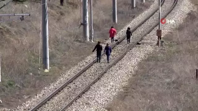 Tren rayında çoçukların tehlikeli oyunu kamerada Tren rayında çoçukların tehlikeli oyunu kamerada