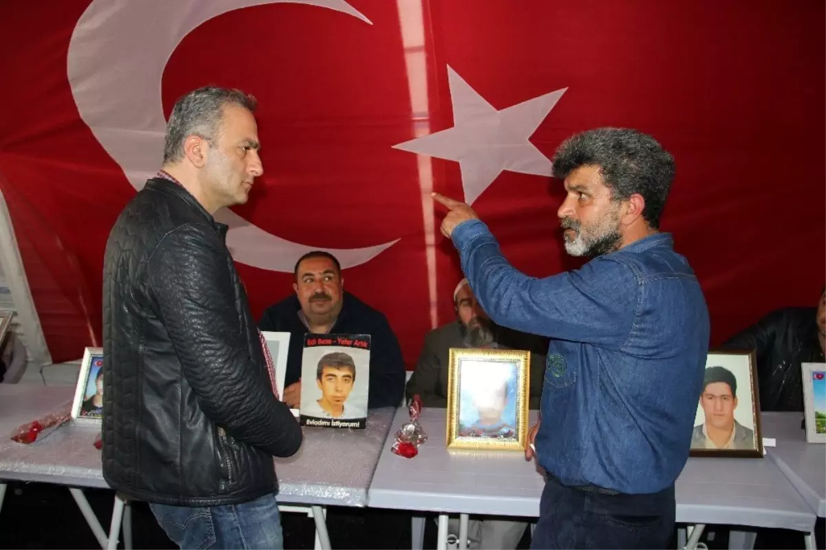 Türkiye Gazetesi Yayın Koordinatörü Yücel Koç, HDP önündeki aileleri ziyaret etti