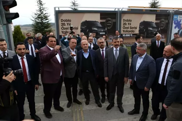 Ulaştırma ve Altyapı Bakanı Turhan, Çorum'da incelemelerde bulundu Ulaştırma ve Altyapı Bakanı Turhan, Çorum'da incelemelerde bulundu