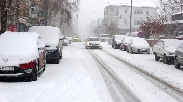 Ardahan'da 'Mart kapıdan baktırır' atasözü gerçek oldu, lapa lapa kar yağdı