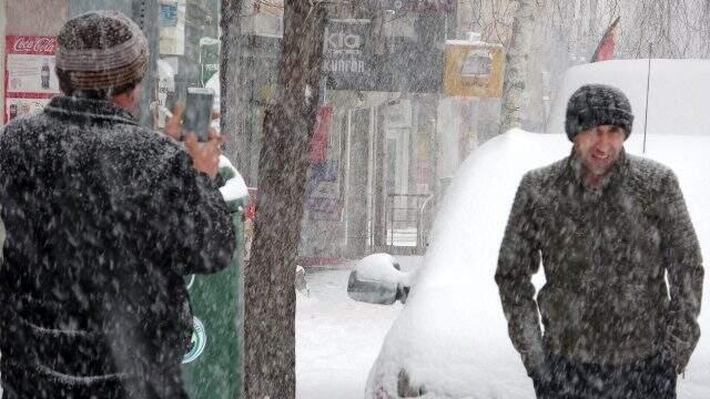 Ardahan'da 'Mart kapıdan baktırır' atasözü gerçek oldu, lapa lapa kar yağdı
