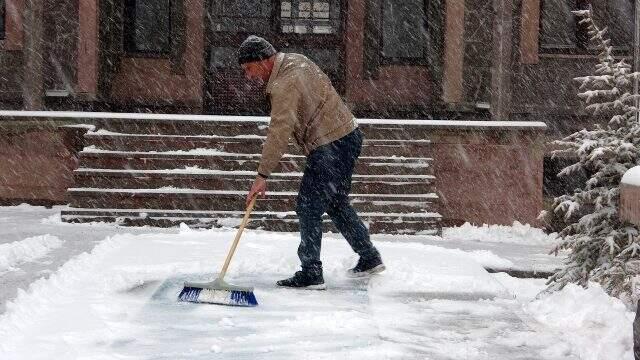 Ardahan'da 'Mart kapıdan baktırır' atasözü gerçek oldu, lapa lapa kar yağdı