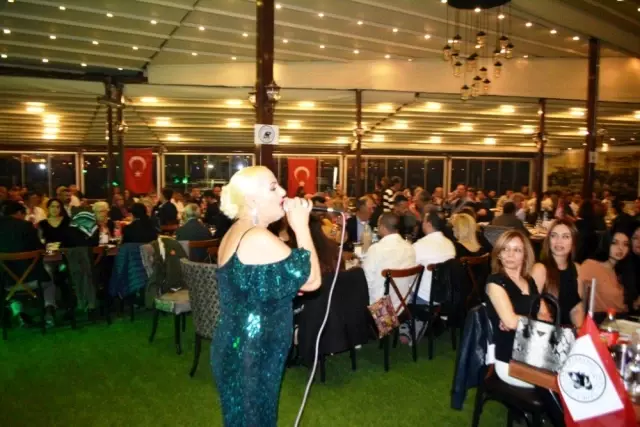 Ayvalık'ta Barbaros Sefaspor şampiyonluğunu kutladı