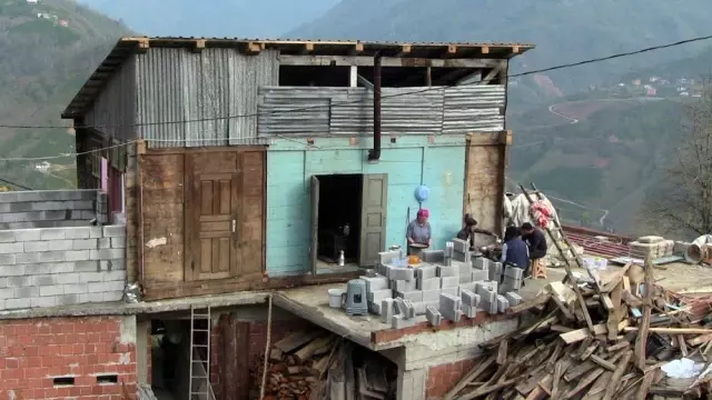 Baba yadigarı evi yıkmaya kıyamadı, vinçle 50 metrelik mesafedeki bal evinin üzerine kondurdu Baba yadigarı evi yıkmaya kıyamadı, vinçle 50 metrelik mesafedeki bal evinin üzerine kondurdu