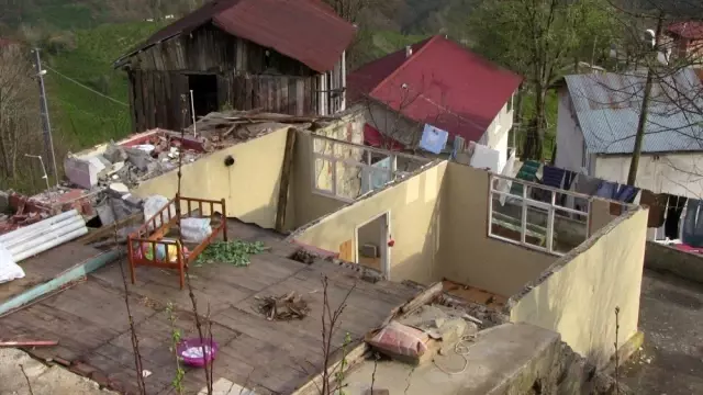 Baba yadigarı evi yıkmaya kıyamadı, vinçle 50 metrelik mesafedeki bal evinin üzerine kondurdu Baba yadigarı evi yıkmaya kıyamadı, vinçle 50 metrelik mesafedeki bal evinin üzerine kondurdu