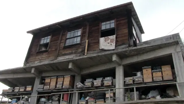 Baba yadigarı evi yıkmaya kıyamadı, vinçle 50 metrelik mesafedeki bal evinin üzerine kondurdu Baba yadigarı evi yıkmaya kıyamadı, vinçle 50 metrelik mesafedeki bal evinin üzerine kondurdu