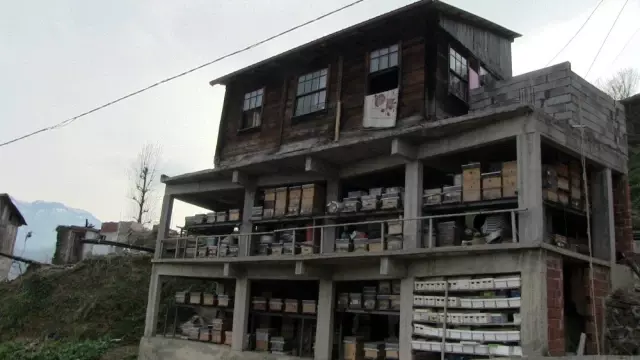 Baba yadigarı evi yıkmaya kıyamadı, vinçle 50 metrelik mesafedeki bal evinin üzerine kondurdu Baba yadigarı evi yıkmaya kıyamadı, vinçle 50 metrelik mesafedeki bal evinin üzerine kondurdu