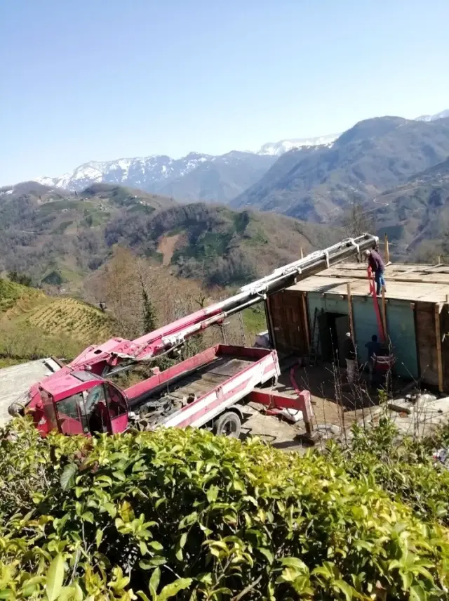 Baba yadigarı evi yıkmaya kıyamadı, vinçle 50 metrelik mesafedeki bal evinin üzerine kondurdu Baba yadigarı evi yıkmaya kıyamadı, vinçle 50 metrelik mesafedeki bal evinin üzerine kondurdu