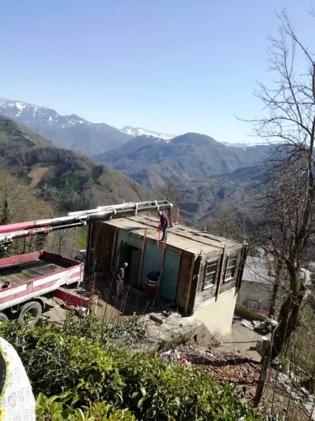 Baba yadigarı evi yıkmaya kıyamadı, vinçle 50 metrelik mesafedeki bal evinin üzerine kondurdu Baba yadigarı evi yıkmaya kıyamadı, vinçle 50 metrelik mesafedeki bal evinin üzerine kondurdu