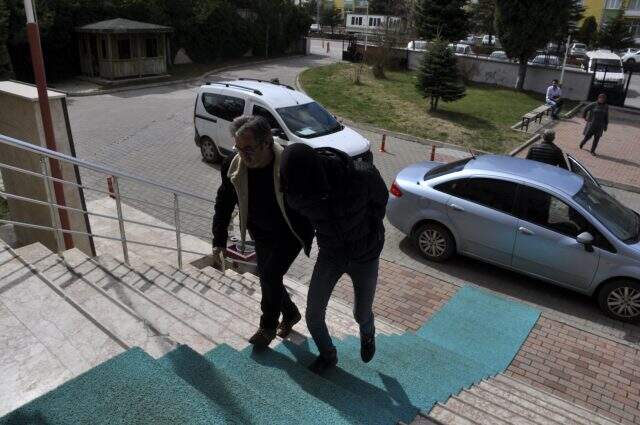 Çaldıkları aracı kaza yapınca terk eden hırsızlar, telefonu unutunca yakayı ele verdi