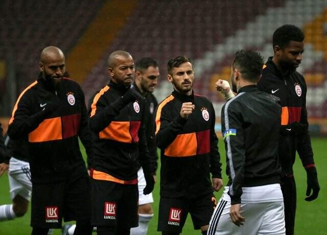Derbi seremonisinde Muslera ve Burak Yılmaz birbirine sarıldı