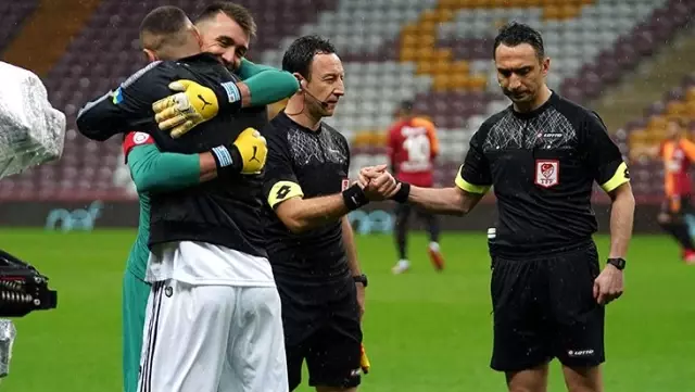 Derbi seremonisinde Muslera ve Burak Yılmaz birbirine sarıldı Derbi seremonisinde Muslera ve Burak Yılmaz birbirine sarıldı