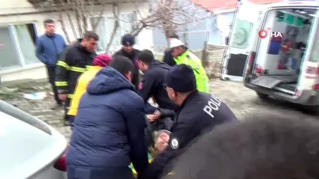 Direksiyon hakimiyetini kaybetti, evin duvarına çarparak durabildi