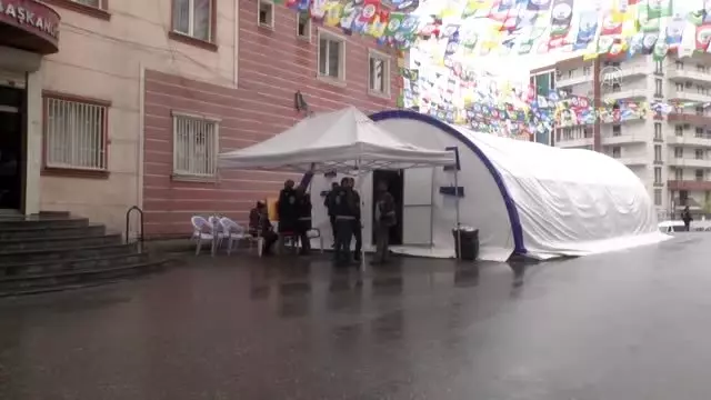 Diyarbakır annelerinin oturma eylemine iki aile daha katıldı Diyarbakır annelerinin oturma eylemine iki aile daha katıldı