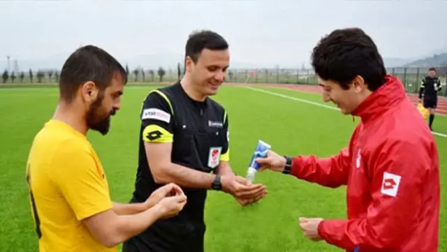 Hakemlerden maç öncesi koronavirüs önlemi Hakemlerden maç öncesi koronavirüs önlemi