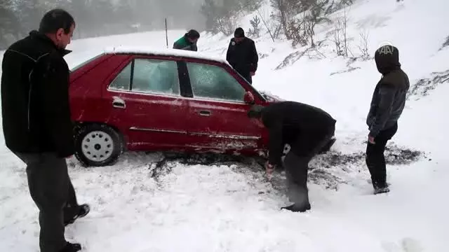 Kar yağışı ulaşımda aksamalara yol açıyor Kar yağışı ulaşımda aksamalara yol açıyor