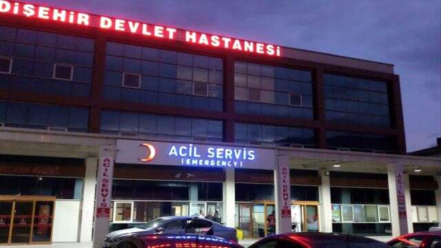 Koronavirüs karantinasına alınan 3 kişi hastaneden kaçtı, çalışma başlatan polis ekipleri şahısları yakalayarak hastaneye geri gönderdi