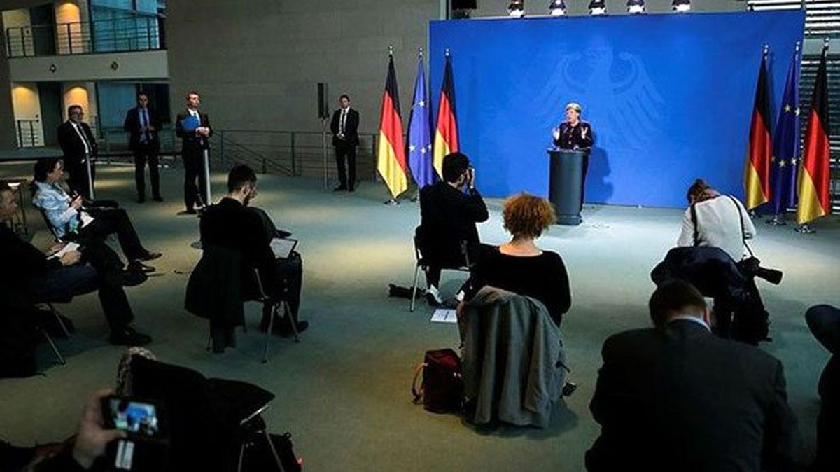 Merkel'in düzenlediği toplantıda basın mensupları 1 metre aralıklarla oturdu