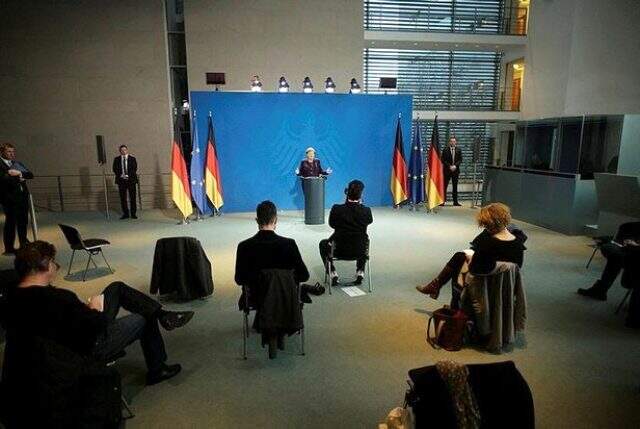 Merkel'in düzenlediği toplantıda basın mensupları 1 metre aralıklarla oturdu