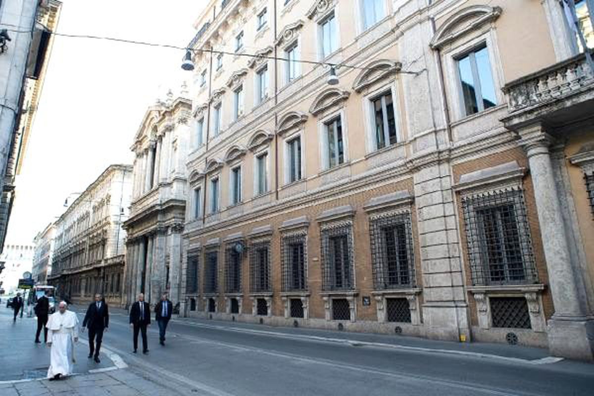 Papa Francis, karantinaya alınan Roma'ya giderek koronavirüs salgını için dua etti