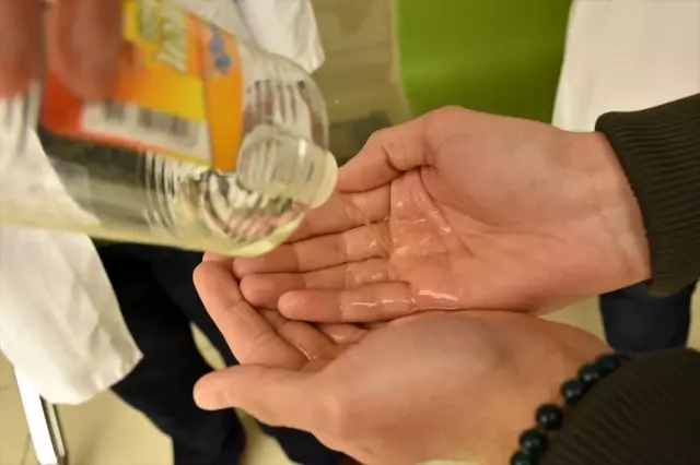 Samsun'da adliyelere gelenlerin elleri dezenfekte edildi, ateşleri ölçüldü