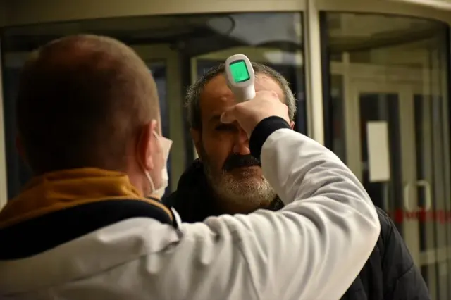 Samsun'da adliyelere gelenlerin elleri dezenfekte edildi, ateşleri ölçüldü