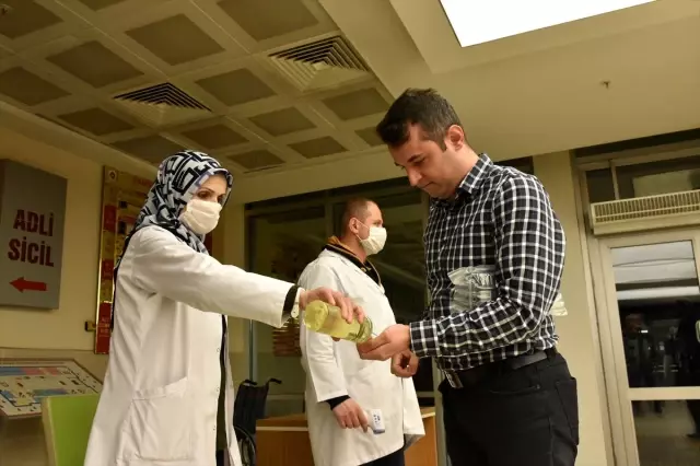 Samsun'da adliyelere gelenlerin elleri dezenfekte edildi, ateşleri ölçüldü