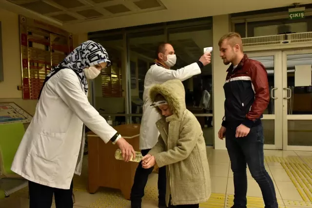 Samsun'da adliyelere gelenlerin elleri dezenfekte edildi, ateşleri ölçüldü
