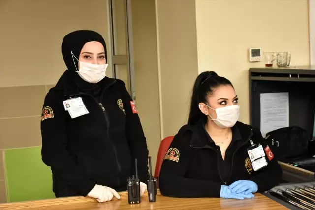 Samsun'da adliyelere gelenlerin elleri dezenfekte edildi, ateşleri ölçüldü
