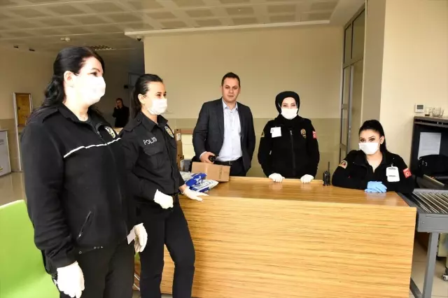 Samsun'da adliyelere gelenlerin elleri dezenfekte edildi, ateşleri ölçüldü