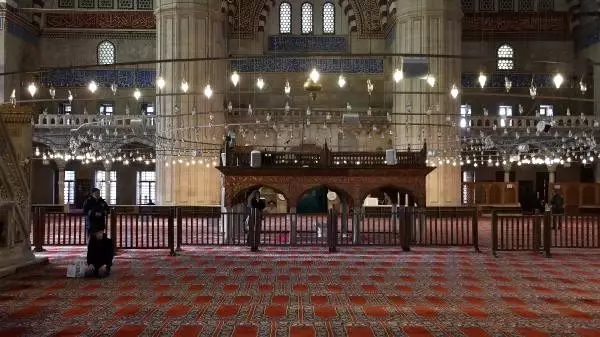Selimiye'de 'cemaatsiz namaz' uygulaması başladı Selimiye'de 'cemaatsiz namaz' uygulaması başladı