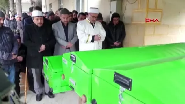 Sinop'ta kazada ölen 3 kardeş ve kuzene hüzünlü uğurlama Sinop'ta kazada ölen 3 kardeş ve kuzene hüzünlü uğurlama