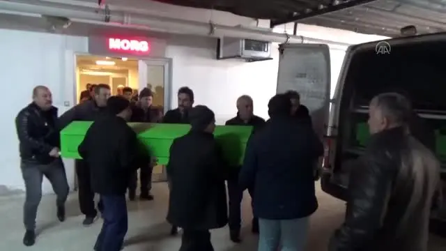 Trafik kazasında ölen 3'ü kardeş 4 çocuk toprağa verildi Trafik kazasında ölen 3'ü kardeş 4 çocuk toprağa verildi