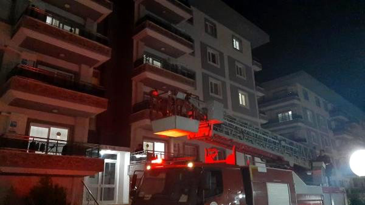 Üniversiteliler anahtarı evde unuttu, kapıyı balkondan giren itfaiyeciler açtı