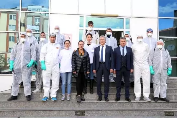 Vatandaşlar belediyeye ateşi ölçülüp, elleri dezenfekte edilerek alınıyor