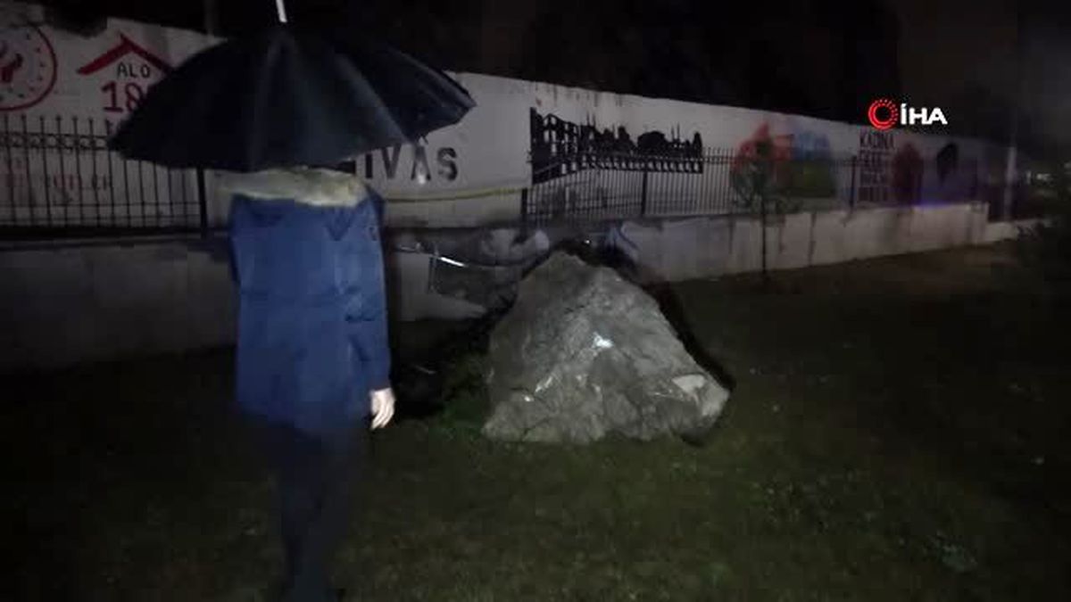 Yamaçtan kopan kaya parçası il müdürlüğünün bahçesine düştü