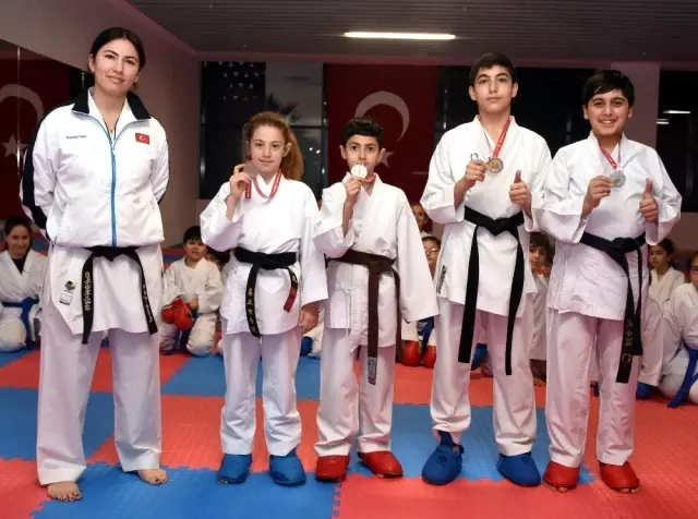 Aliağalı genç karatecilerden büyük başarı Aliağalı genç karatecilerden büyük başarı