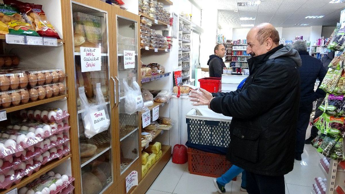 Bu markette eldiven takmayana ekmek satılmıyor