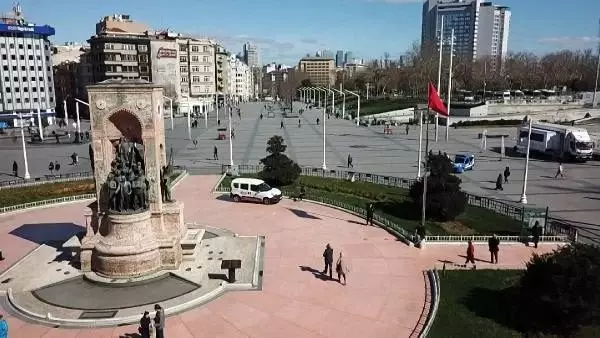 İstanbul meydanlarındaki sessizlik havadan fotoğraflandı İstanbul meydanlarındaki sessizlik havadan fotoğraflandı